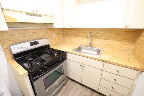 Apartment in Hialeah, Florida 1 bedroom № 2001800 - photo 2