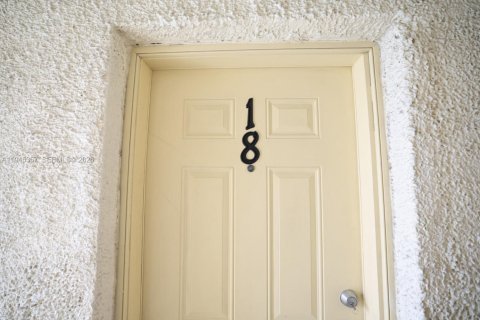 Apartment in Hialeah, Florida 1 bedroom № 2001800 - photo 11