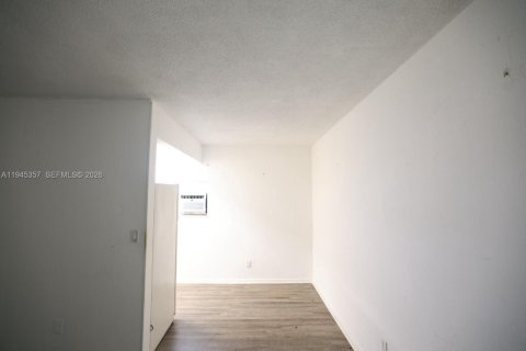 Apartment in Hialeah, Florida 1 bedroom № 2001800 - photo 4