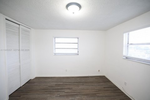 Apartment in Hialeah, Florida 1 bedroom № 2001800 - photo 7