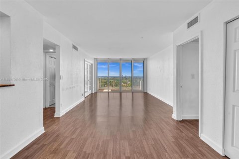 Condominio en alquiler en Miami Beach, Florida, 2 dormitorios, 110.55 m2 № 1952171 - foto 2