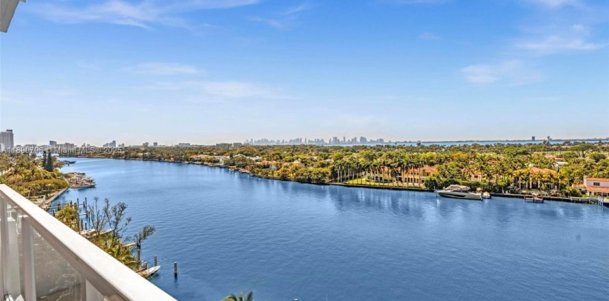 Condominio en Miami Beach, Florida, 2 dormitorios  № 1952171