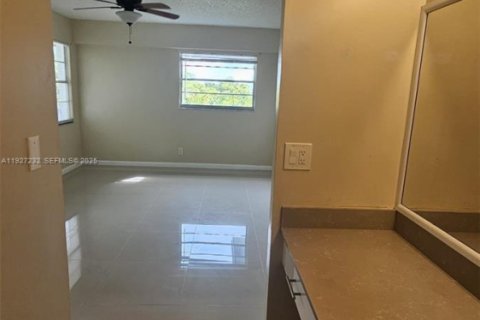 Copropriété à vendre à Pembroke Pines, Floride: 2 chambres, 102.19 m2 № 1990226 - photo 4