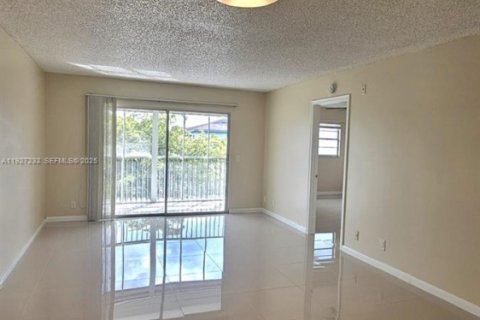 Copropriété à vendre à Pembroke Pines, Floride: 2 chambres, 102.19 m2 № 1990226 - photo 1