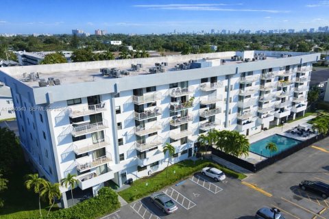 Condo in North Miami Beach, Florida, 1 bedroom  № 2023466