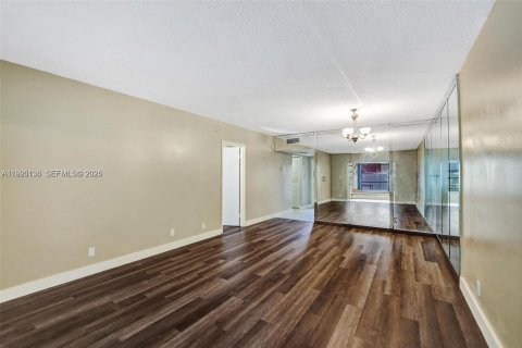 Снять в аренду кондоминиум в Маргит, Флорида 1 спальня, 72м2, № 1984608 - фото 13