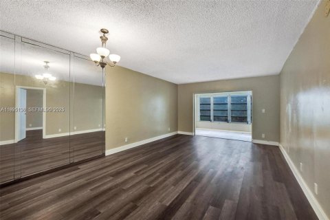 Снять в аренду кондоминиум в Маргит, Флорида 1 спальня, 72м2, № 1984608 - фото 9