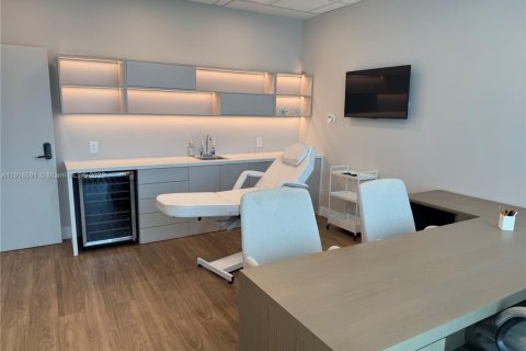 Commercial property in Aventura, Florida № 1973943 - photo 9