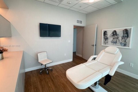 Commercial property in Aventura, Florida № 1973943 - photo 25