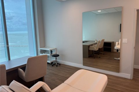 Commercial property in Aventura, Florida № 1973943 - photo 12
