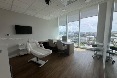 Commercial property in Aventura, Florida № 1973943 - photo 11