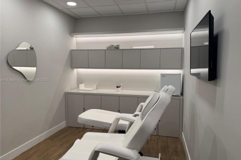 Commercial property in Aventura, Florida № 1973943 - photo 2