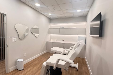 Commercial property in Aventura, Florida № 1973943 - photo 20