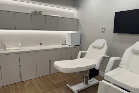 Commercial property in Aventura, Florida № 1973943 - photo 3