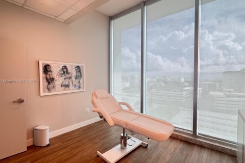 Commercial property in Aventura, Florida № 1973943 - photo 16