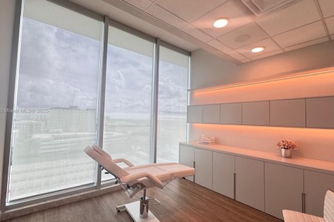 Commercial property in Aventura, Florida № 1973943 - photo 24