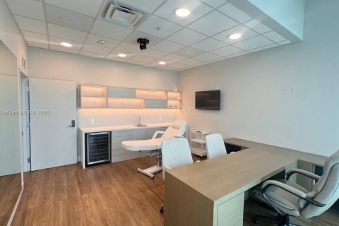 Commercial property in Aventura, Florida № 1973943 - photo 26