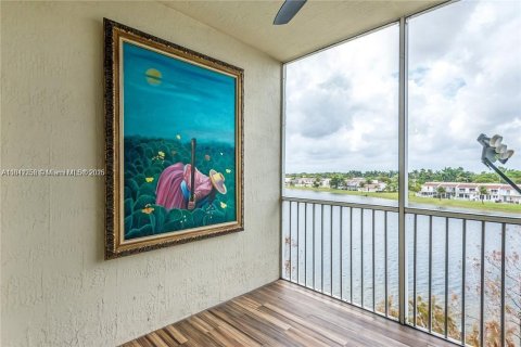 Copropriété à louer à Doral, Floride: 3 chambres, 261.06 m2 № 1758630 - photo 9