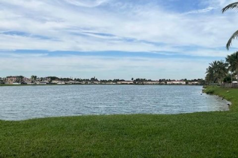 Townhouse in Miami, Florida 3 bedrooms, 117.99 sq.m. № 1987738