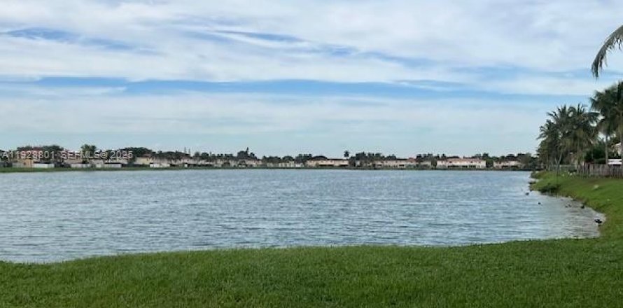 Townhouse in Miami, Florida 3 bedrooms, 117.99 sq.m. № 1987738