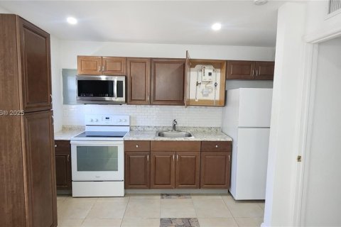 Villa ou maison à louer à Miami, Floride: 1 chambre, 85.84 m2 № 1974103 - photo 3