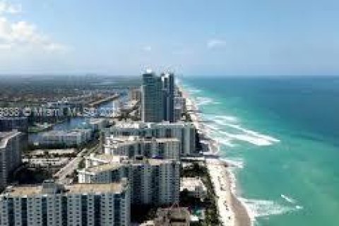 Condo in Hallandale Beach, Florida, 1 bedroom  № 1729280 - photo 10