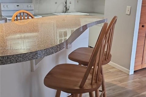 Condo in Hallandale Beach, Florida, 1 bedroom  № 1729280 - photo 4