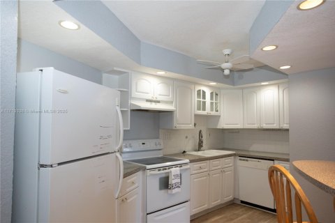 Condo in Hallandale Beach, Florida, 1 bedroom  № 1729280 - photo 15