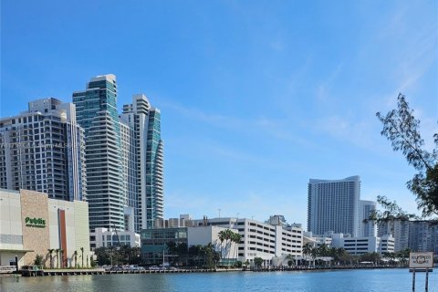 Condo in Hallandale Beach, Florida, 1 bedroom  № 1729280 - photo 1