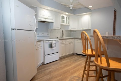 Condo in Hallandale Beach, Florida, 1 bedroom  № 1729280 - photo 16