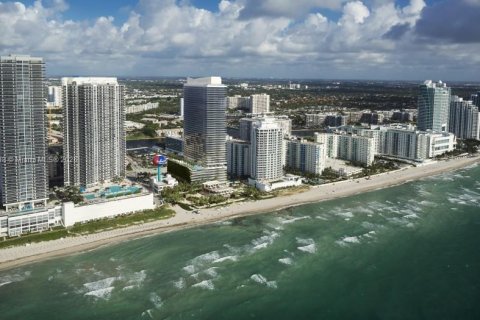 Condo in Hallandale Beach, Florida, 1 bedroom  № 1729280 - photo 12