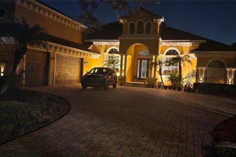 House in Winter Haven, Florida 5 bedrooms, 344.02 sq.m. № 2152165 - photo 3