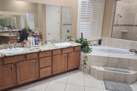 House in Winter Haven, Florida 5 bedrooms, 344.02 sq.m. № 2152165 - photo 20