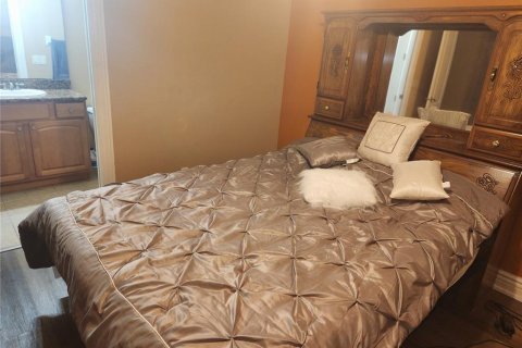 House in Winter Haven, Florida 5 bedrooms, 344.02 sq.m. № 2152165 - photo 23