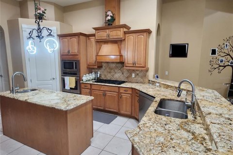 House in Winter Haven, Florida 5 bedrooms, 344.02 sq.m. № 2152165 - photo 14