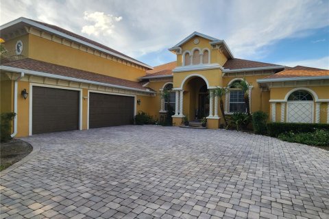 House in Winter Haven, Florida 5 bedrooms, 344.02 sq.m. № 2152165 - photo 2