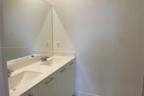 Touwnhouse à vendre à Miami, Floride: 4 chambres, 174.84 m2 № 1737720 - photo 4