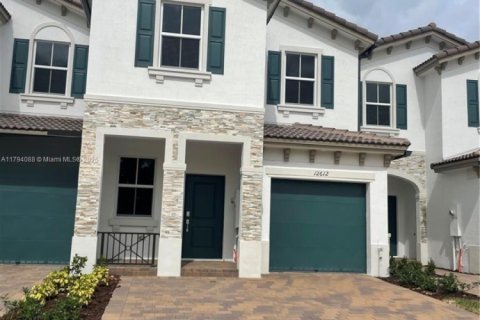 Touwnhouse à vendre à Miami, Floride: 4 chambres, 174.84 m2 № 1737720 - photo 1