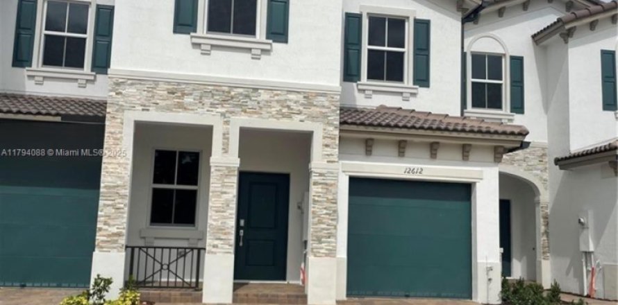 Touwnhouse à Miami, Floride 4 chambres, 174.84 m2 № 1737720