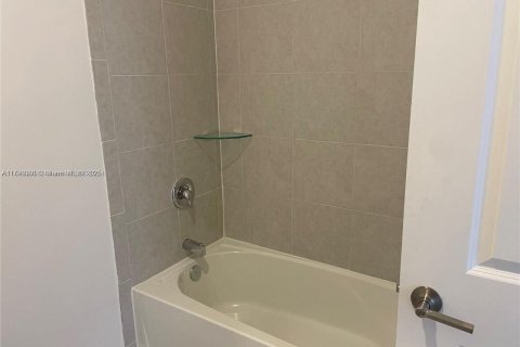 Touwnhouse à vendre à Miami, Floride: 4 chambres, 174.84 m2 № 1737720 - photo 8