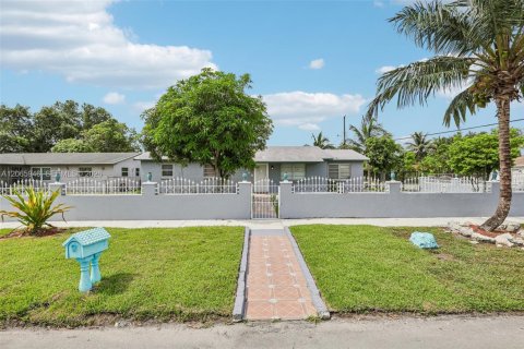 Villa ou maison à Miami Gardens, Floride 3 chambres, 135.36 m2 № 2352515