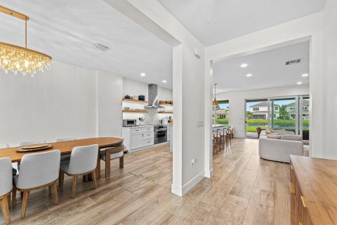 House in Delray Beach, Florida 5 bedrooms, 264.59 sq.m. № 2401225 - photo 13