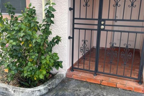 Снять в аренду кондоминиум в Хайалиа, Флорида 3 спальни, 124.49м2, № 2040714 - фото 3