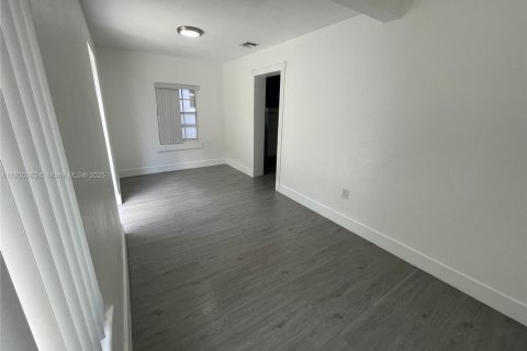 House in Miami, Florida 3 bedrooms, 204.38 sq.m. № 1685947 - photo 7