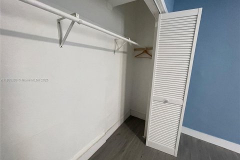 House in Miami, Florida 3 bedrooms, 204.38 sq.m. № 1685947 - photo 30