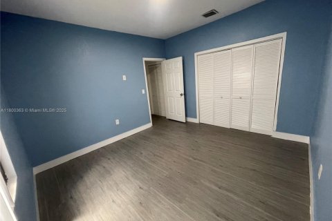 House in Miami, Florida 3 bedrooms, 204.38 sq.m. № 1685947 - photo 27