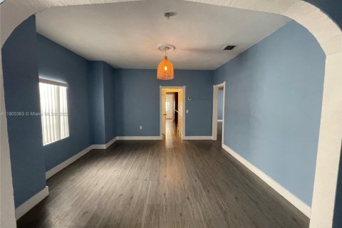 House in Miami, Florida 3 bedrooms, 204.38 sq.m. № 1685947 - photo 15
