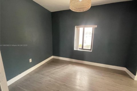 House in Miami, Florida 3 bedrooms, 204.38 sq.m. № 1685947 - photo 10