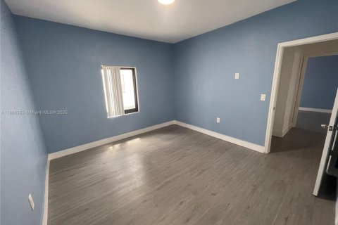 House in Miami, Florida 3 bedrooms, 204.38 sq.m. № 1685947 - photo 28