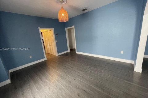 House in Miami, Florida 3 bedrooms, 204.38 sq.m. № 1685947 - photo 17